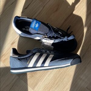 Adidas Orion Terry Fox 2025 runners, men’s 9 women’s 11, NWT